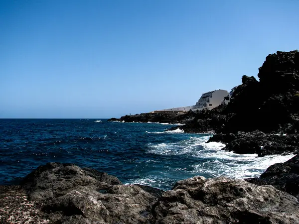 Siyah kayalar ve derin mavi okyanus