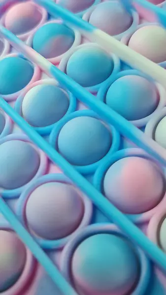 Çocuklar pembeye boyarlar.