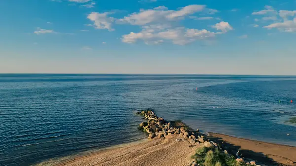 Bulutlu ve taşlı güzel deniz manzarası