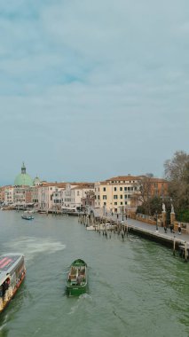 Venedik 'teki Büyük Kanal manzarası. Dikey Fotoğraf