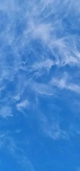 Beyaz bulutlu dikey mavi gökyüzü fotoğrafçılığı