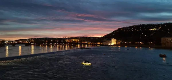 Charles Köprüsü 'nden Prag manzarası. Harika bir akşam manzarası