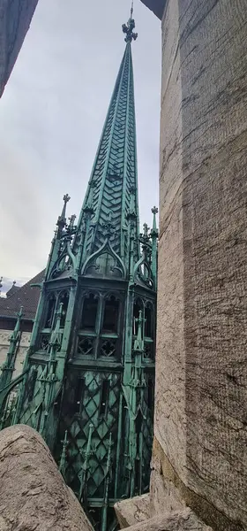 Katedral kilise manzarası alışılmadık bir açıdan