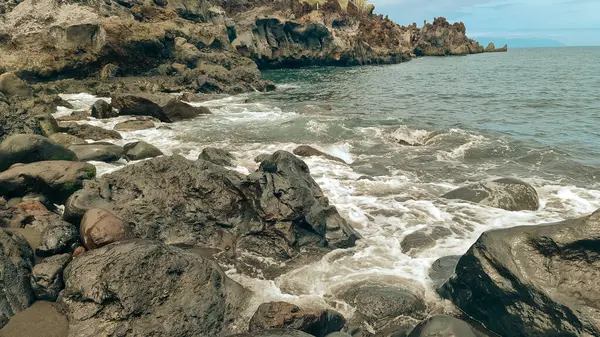 Kanarya Adası 'nda kumlu ve mavi suyu olan plaj