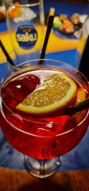 Buzlu ve limonlu kırmızı kuyruk