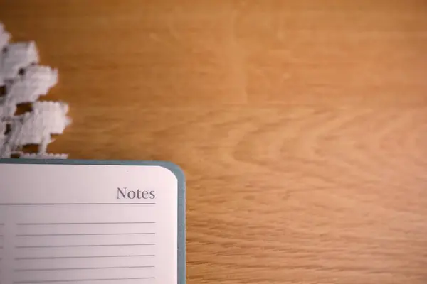 Masaya asılmış sayfa notları