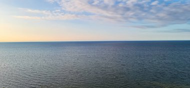 Atmosfer koyu mavi Baltık deniz manzarası