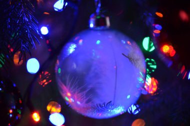 Farklı ışıkları olan mavi bir Noel topu