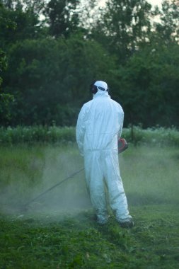 Erkeğin dikey fotoğrafı çimleri buduyor..