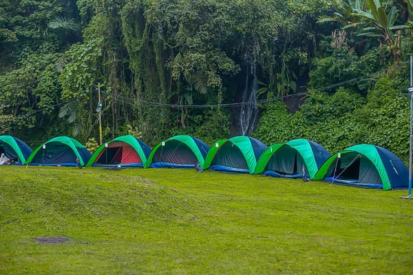 成排的帐篷是和家人度假时用来睡觉的 — 图库照片