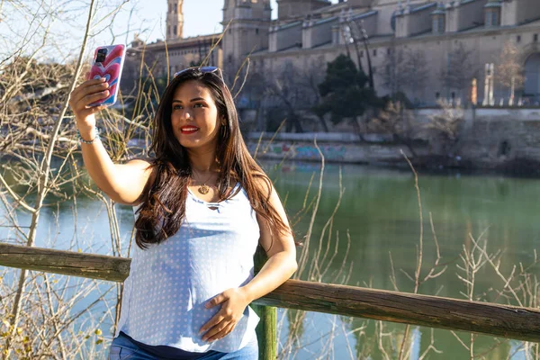 Młoda Ciężarna Kobieta Robi Sobie Selfie Obok Katedry Pilar Sobie — Zdjęcie stockowe