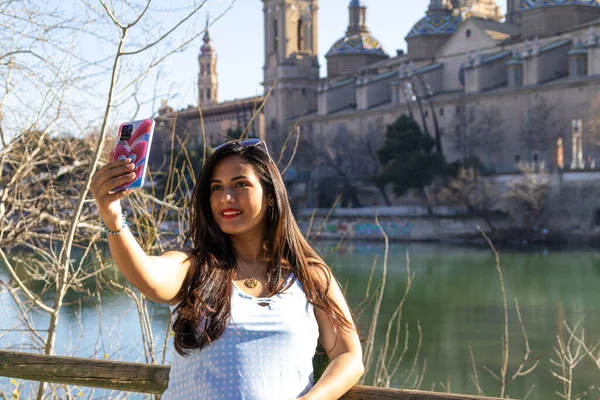 Latynoska Kobieta Robi Sobie Selfie Obok Katedry Pilar Sobie Niebieskie — Zdjęcie stockowe