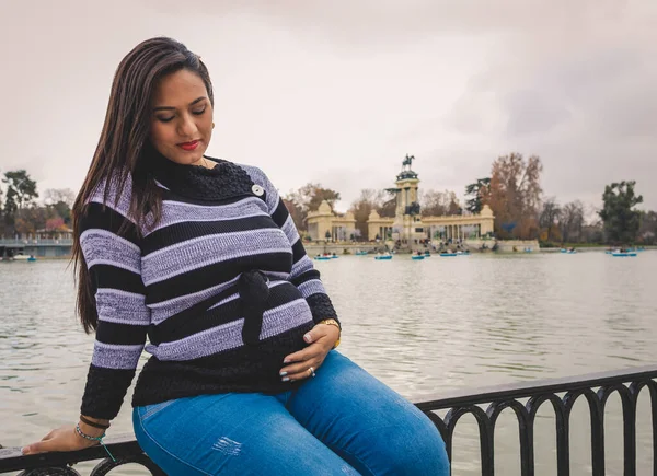 湖で妊娠したラティーナの女性 — ストック写真