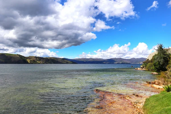 Lac Avec Ciel Bleu Nuages Rochers — Photo