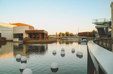 Alışveriş merkezindeki göl.