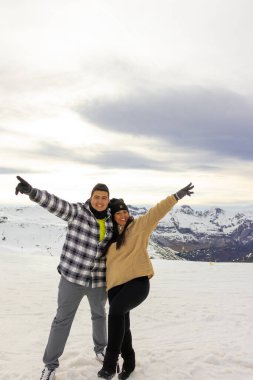 Pireneler 'de gülümseyen iki genç Latin ve arka planda kar olan dağlar..