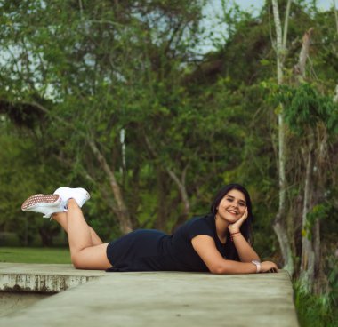 Güzel bir kadın parkta yatıyor.