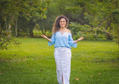 parkta yürüyen kadın