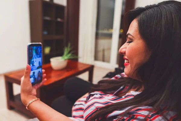 Mujer Joven Videollamada Teléfono Celular Conectada Con Amigos Sonríe Mientras — Foto de Stock
