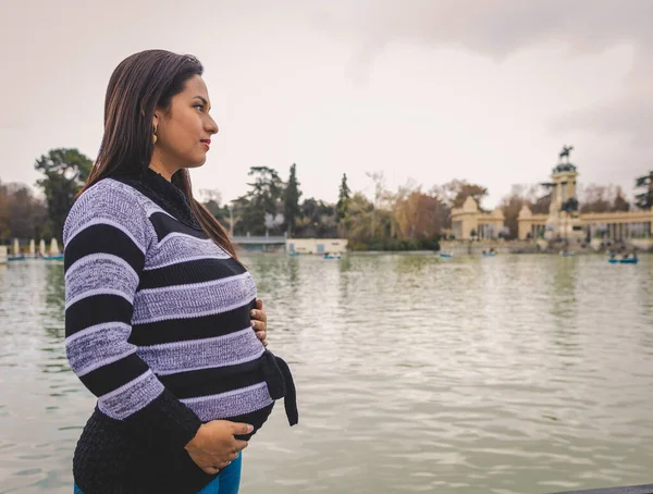 Gravid Kvinna Park Med Sjö — Stockfoto