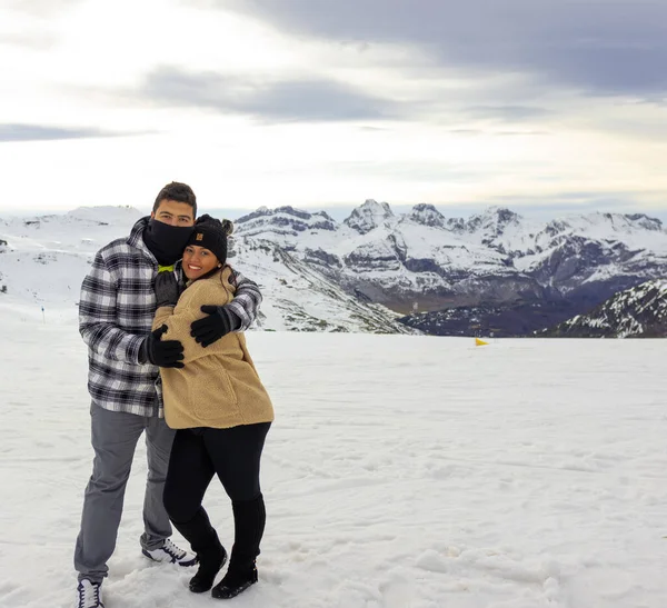 Couple Two Young People Embracing Pyrenees Snow Background — Stock Photo, Image