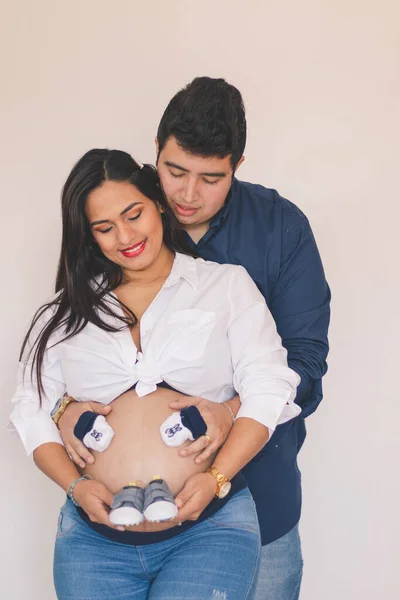 Zwei Junge Schwangere Frauen Umarmen Sich Blicken Auf Ihre Bäuche — Stockfoto
