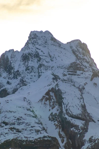 Besneeuwde Berg Pyreneeën — Stockfoto