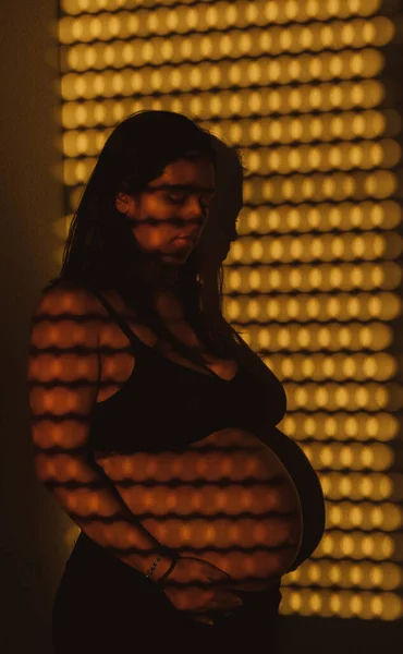 Silhouette Einer Jungen Schwangeren Lateinamerikanischen Frau — Stockfoto