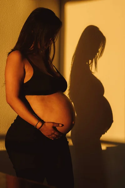 お腹を愛撫する妊婦さん — ストック写真
