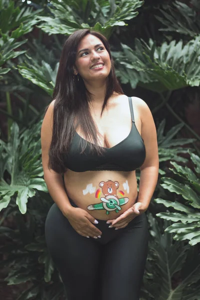 Беременная Латиноамериканка Смотрит Небо — стоковое фото