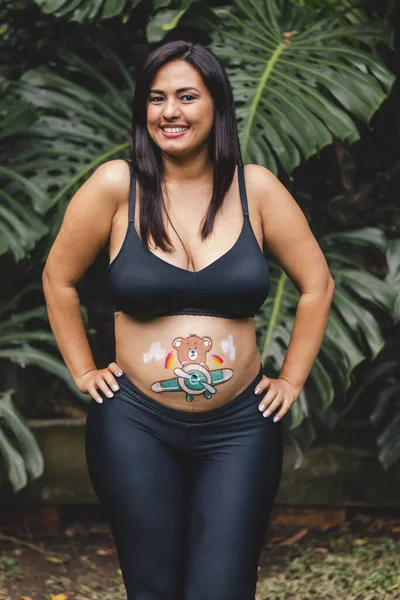 Schwangere Latina Lächelt Mit Zeichnung Auf Ihrem Bauch — Stockfoto