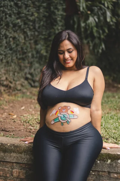 Беременная Латиноамериканка Смотрит Свой Живот — стоковое фото