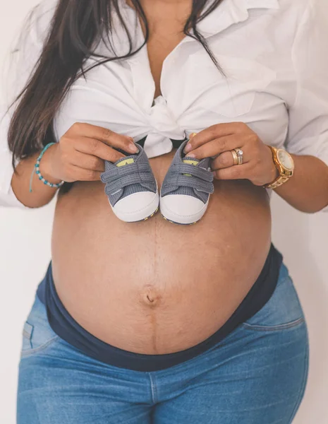 Kobieta Ciąży Tygodniu Ciąży Trzymająca Małe Białe Szare Buty Brzuchu — Zdjęcie stockowe