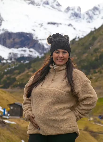 Mulher Latina Grávida Montanhas Com Neve Fundo — Fotografia de Stock