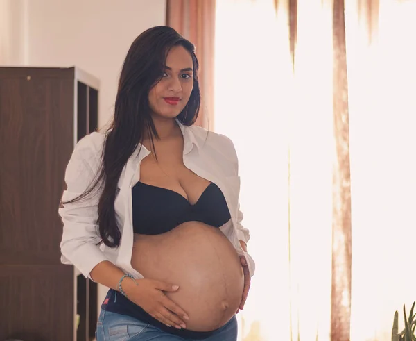 Gravid Latinamerikansk Kvinna Med Händerna Magen Leende Tittar Kameran Vit — Stockfoto