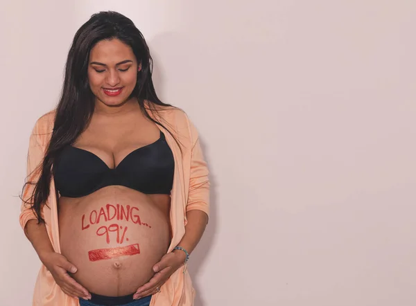Schwangere Frau Schreibt Mit Rotem Filzstift Auf Ihren Bauch — Stockfoto