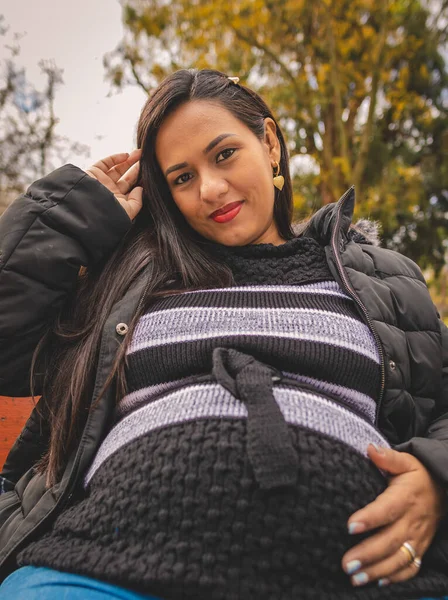 Schwangere Latina Sitzt Herbst Lächelnd Einem Park — Stockfoto