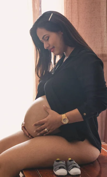 Junge Schwangere Latina Sitzt Lächelnd Auf Ihrem Bauch Mit Kleinen — Stockfoto