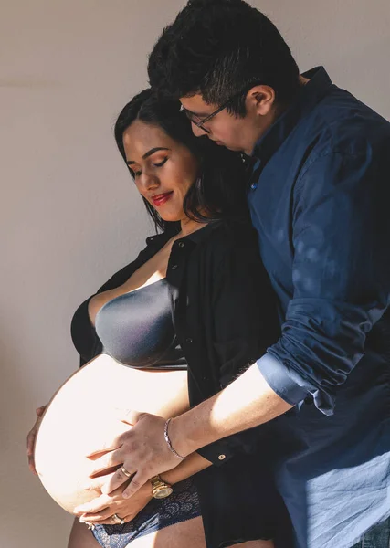 Junge Schwangere Latino Paar Umarmung Blick Und Berühren Den Bauch — Stockfoto
