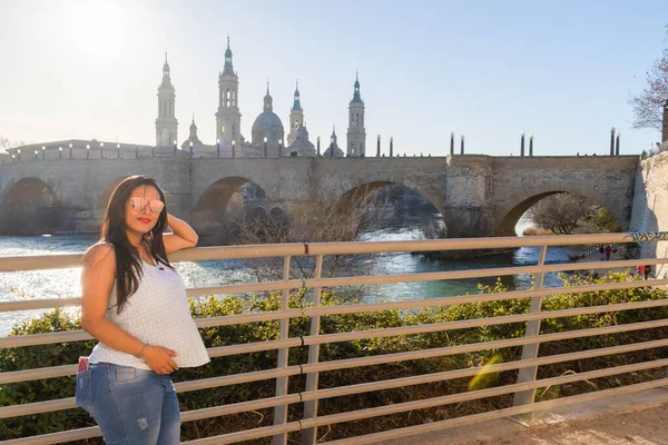 Ciężarna Latynoska Kobieta Katedrze Pilarnej Obok Kamiennego Mostu Rzeki Ebro — Zdjęcie stockowe