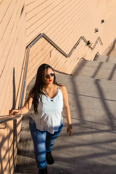 Ciężarna Młoda Kobieta Wspinająca Się Schodach Parku Ubrana Niebieską Bluzkę — Zdjęcie stockowe