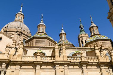 İspanya, Zaragoza 'daki Pilar Katedrali' nin Cupolas 'ı.