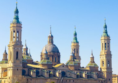 İspanya 'nın Zaragoza kentindeki Pilar Katedrali tamamen mavi bir gökyüzü altında..