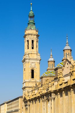 Yazın mavi gökyüzüyle Bazilika del Pilar 'ın kuleleri
