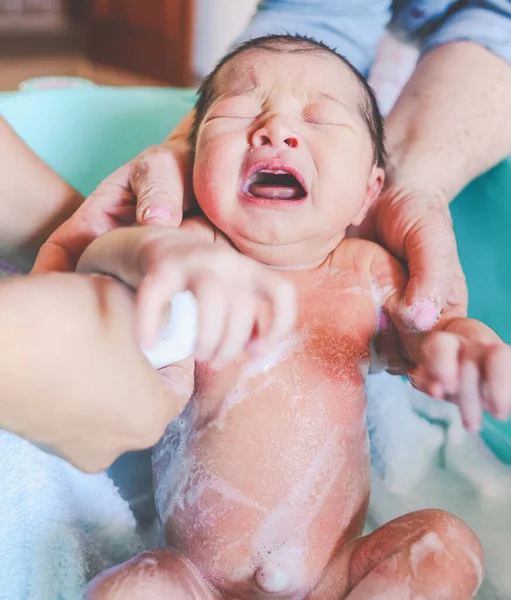 Новорожденный Ребенок Плачет Ванной Время Купания Двумя Людьми — стоковое фото