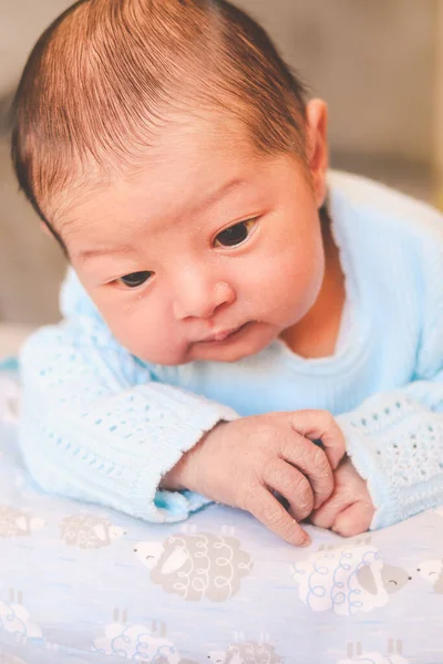 Neugeborenes Gesicht Nach Unten Kopf Hoch Hände Zusammen Blauer Kleidung — Stockfoto