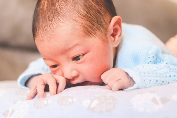 Neugeborenes Baby Beißt Mit Dem Gesicht Nach Unten Sein Kopfkissen — Stockfoto
