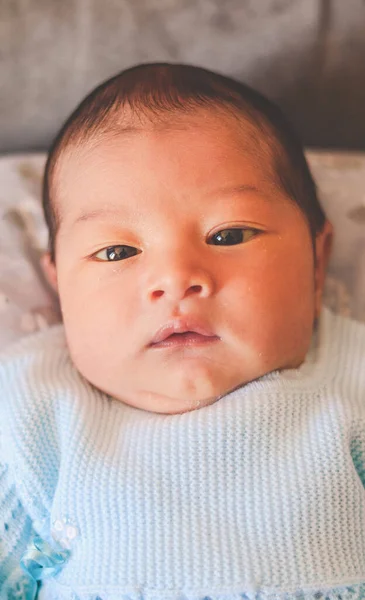 Neugeborenes Baby Liegend Die Kamera Blickend Und Blauer Kleidung — Stockfoto