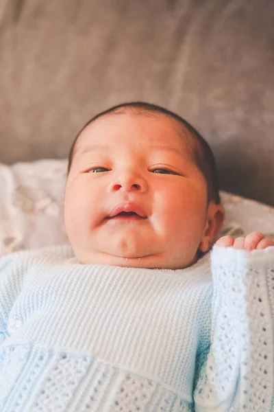 Neugeborenes Lächelnd Liegend Rechte Hand Erhoben — Stockfoto