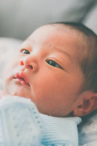 Neugeborenes Baby Liegt Auf Der Linken Seite Trägt Blaue Kleidung — Stockfoto